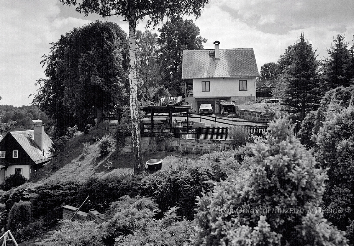 Nová Oleška – místo, kde do roku 1976 stál kostel Nejsvětější Trojice