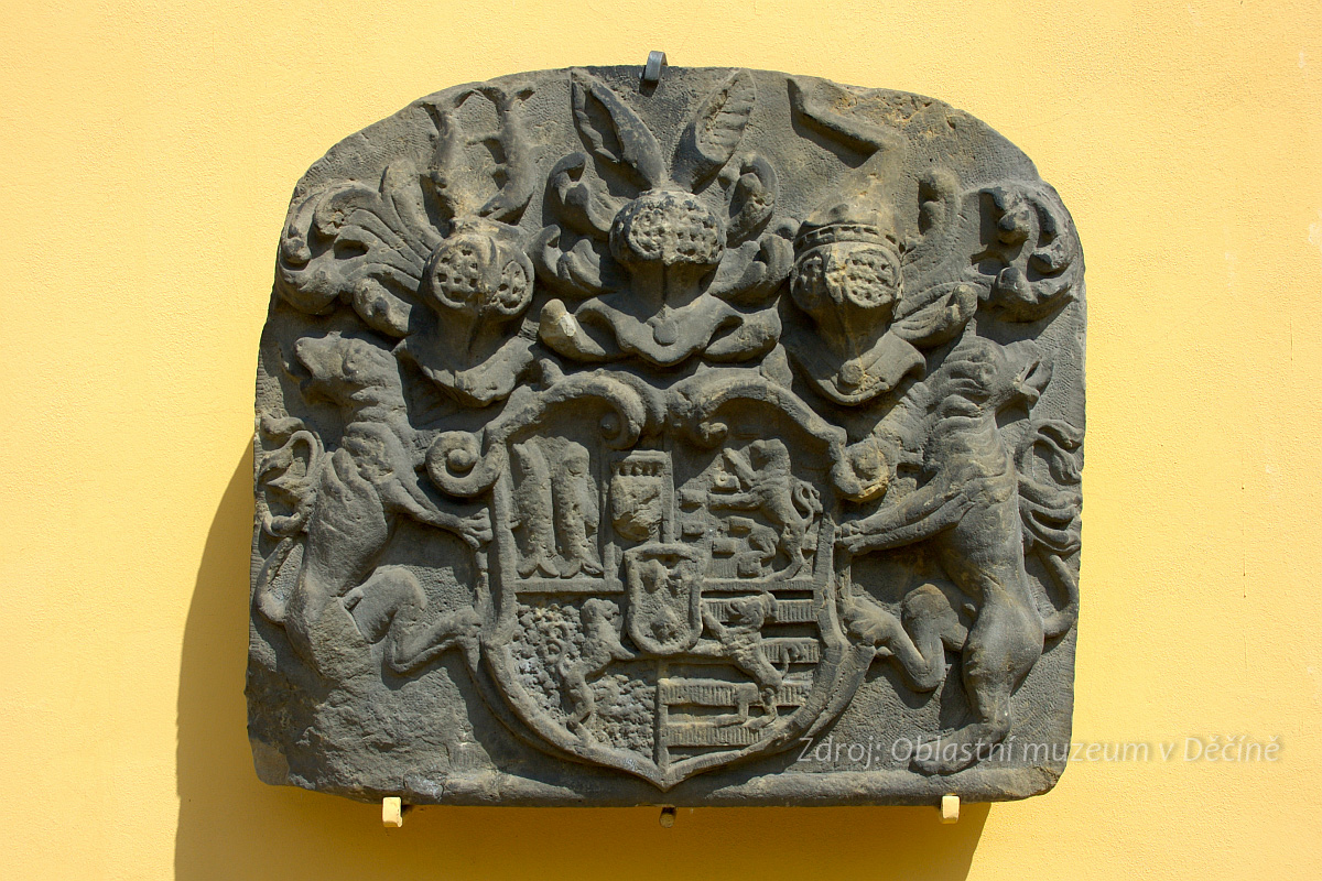 Znak Salm-Reifferscheidtů v lapidáriu Oblastního muzea v Děčíně; původně na kostele sv. Martina v Brtníkách