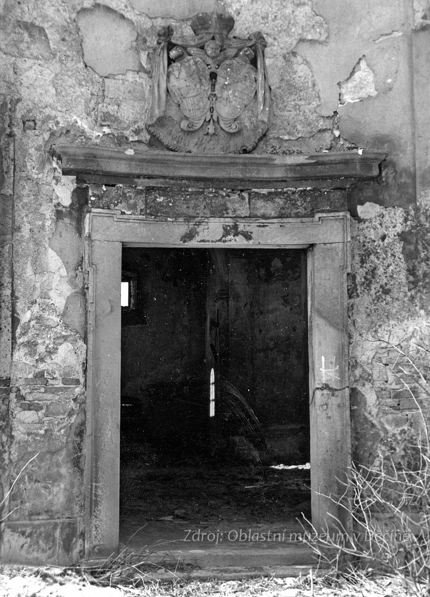 Alianční znak Lobkowiczů nad portálem kostela sv. Bartoloměje v Rychnově; dnes v lapidáriu Oblastního muzea v Děčíně